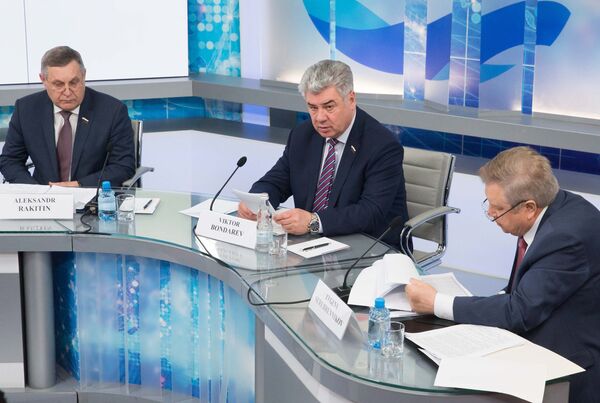 Председатель Комитета Совета Федерации по обороне и безопасности Виктор Бондарев (в центре) на брифинге с военными атташе иностранных государств - Sputnik Латвия
