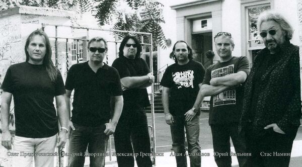 Группа Цветы у входа в студию Abbey Road, Лондон 2009 г. Группа Цветы у входа в студию Abbey Road, Лондон 2009 г. - Sputnik Латвия