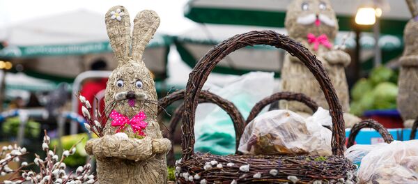 Традиционный пасхальный кролик из соломы Традиционный пасхальный кролик из соломы - Sputnik Латвия