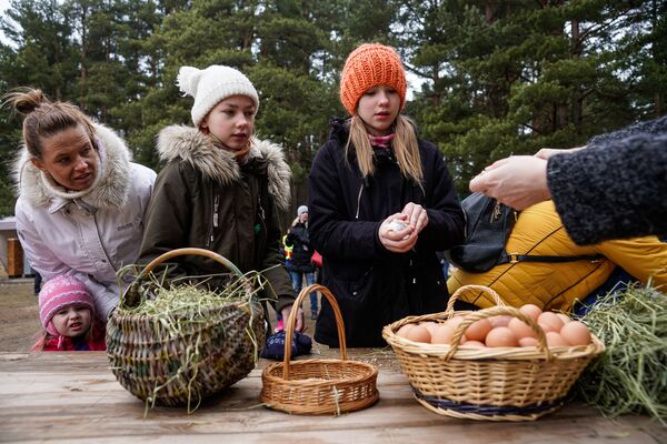 Крашение яиц на Пасху - Sputnik Латвия