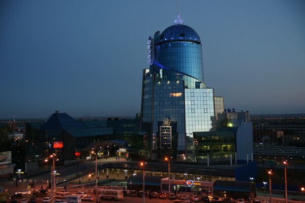 Железнодорожный вокзал – здание построено в 2001 году. Самый высокий вокзал Европы, его высота со шпилем 101 метр. На 18-м этаже находится смотровая площадка - Sputnik Латвия
