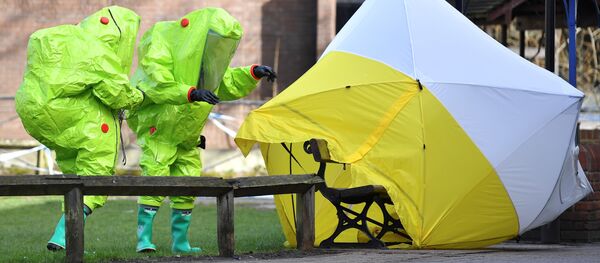 Палатка над скамейкой, на которой были найдены Сергей Скрипаль и его дочь в Солсбери Палатка над скамейкой, на которой были найдены Сергей Скрипаль и его дочь в Солсбери - Sputnik Латвия