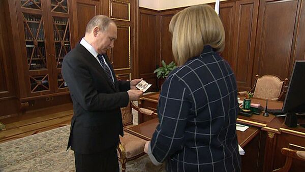Vladimirs Putins saņēmis Krievijas prezidenta apliecību - Sputnik Latvija