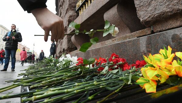Акции памяти погибших в теракте в метро Санкт-Петербурга 3 апреля 2017 года - Sputnik Латвия