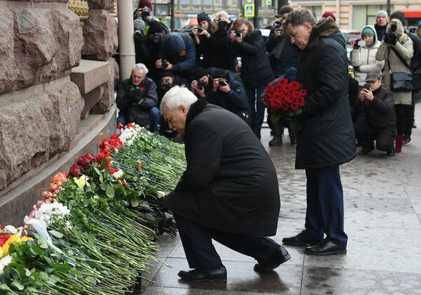 Акции памяти погибших в теракте в метро Санкт-Петербурга 3 апреля 2017 года - Sputnik Латвия
