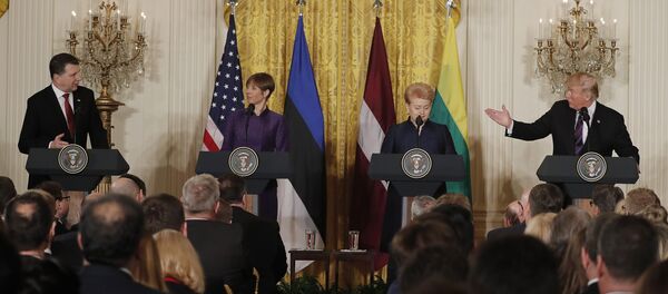 Встреча Дональда Трампа с Раймондсом Вейонисом, Керсти Кальюлайд и Далей Грибайускайте в Белом Доме, Вашингтон, 3 апреля 2018 г. Встреча Дональда Трампа с Раймондсом Вейонисом, Керсти Кальюлайд и Далей Грибайускайте в Белом Доме, Вашингтон, 3 апреля 2018 г. - Sputnik Латвия