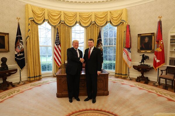 Президент Латвии Раймондс Вейонис с президентом США Дональдом Трампом в Вашингтоне - Sputnik Латвия