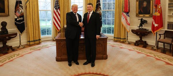 Президент Латвии Раймондс Вейонис с президентом США Дональдом Трампом в Вашингтоне Президент Латвии Раймондс Вейонис с президентом США Дональдом Трампом в Вашингтоне - Sputnik Latvija