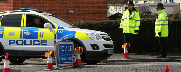 Policijas darbinieki līdzās britu spiega Sergeja Skripaļa mājai Solsberijā Policijas darbinieki līdzās britu spiega Sergeja Skripaļa mājai Solsberijā - Sputnik Latvija