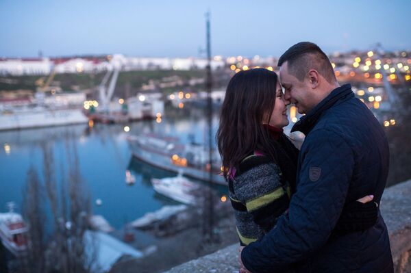 Молодая пара на набережной в Севастополе, Крым - Sputnik Латвия