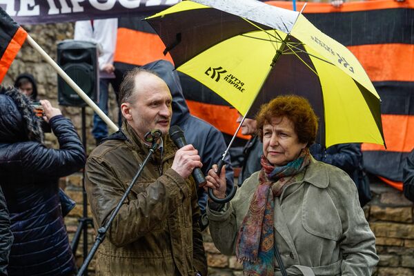 Марш рассерженных родителей в Риге в знак протеста против реформы в русских школах - Sputnik Латвия