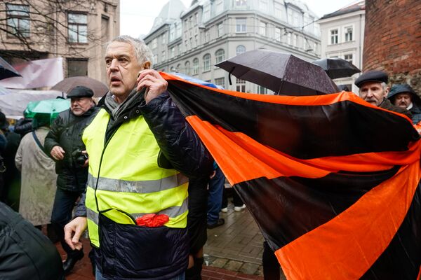 Александр Гапоненко на Марше рассерженных родителей в Риге в знак протеста против реформы в русских школах Александр Гапоненко на Марше рассерженных родителей в Риге в знак протеста против реформы в русских школах - Sputnik Латвия