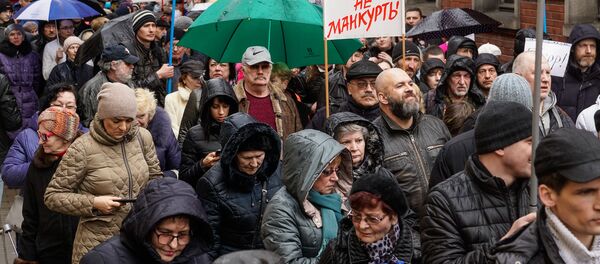Марш рассерженных родителей в Риге в знак протеста против реформы в русских школах - Sputnik Латвия