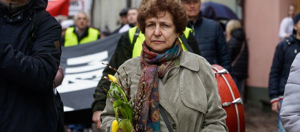 Татьяна Жданок на Марше рассерженных родителей в Риге в знак протеста против реформы в русских школах - Sputnik Латвия