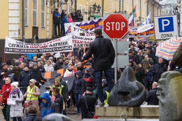 Марш рассерженных родителей в Риге в знак протеста против реформы в русских школах - Sputnik Латвия