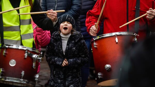 Sadusmoto vecāku gājiens Rīgā - protests pret reformām krievu skolās - Sputnik Latvija