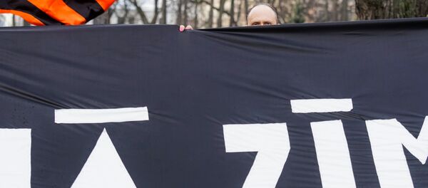 Марш рассерженных родителей в Риге в знак протеста против реформы в русских школах - Sputnik Латвия