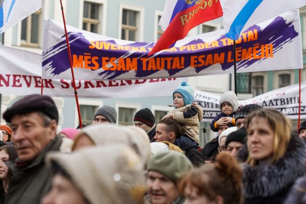Марш рассерженных родителей в Риге в знак протеста против реформы в русских школах - Sputnik Латвия