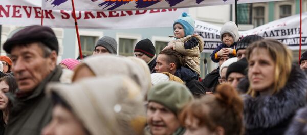 Марш рассерженных родителей в Риге в знак протеста против реформы в русских школах - Sputnik Latvija