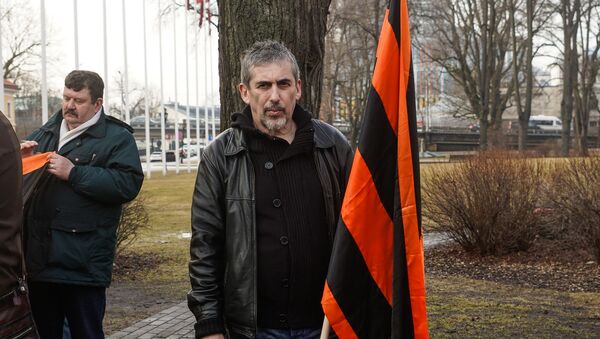 Владимир Линдерман во время Марша рассерженных родителей в Риге в знак протеста против реформы в русских школах - Sputnik Латвия