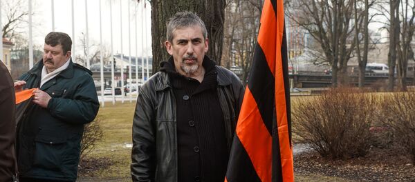 Владимир Линдерман во время Марша рассерженных родителей в Риге в знак протеста против реформы в русских школах - Sputnik Латвия