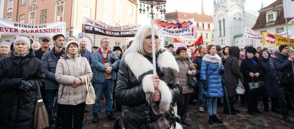 Марш рассерженных родителей в Риге в знак протеста против реформы в русских школах - Sputnik Латвия