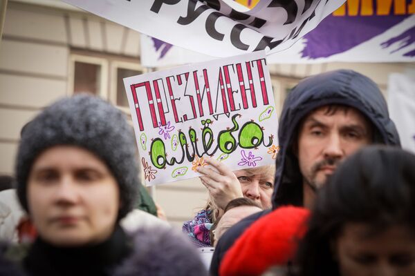 Марш рассерженных родителей в Риге в знак протеста против реформы в русских школах - Sputnik Латвия