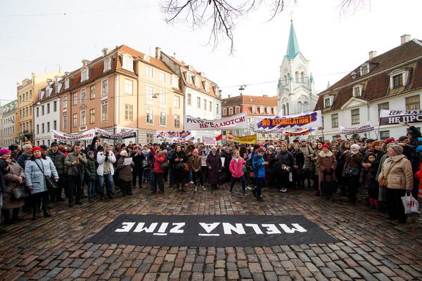 Марш рассерженных родителей в Риге в знак протеста против реформы в русских школах - Sputnik Латвия