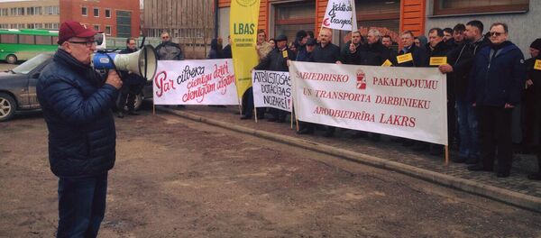 Пикет Латвийского профсоюза работников общественных услуг и транспорта в Бауске Пикет Латвийского профсоюза работников общественных услуг и транспорта в Бауске - Sputnik Латвия