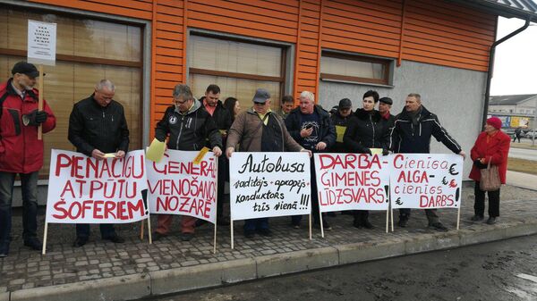Пикет Латвийского профсоюза работников общественных услуг и транспорта в Бауске - Sputnik Латвия