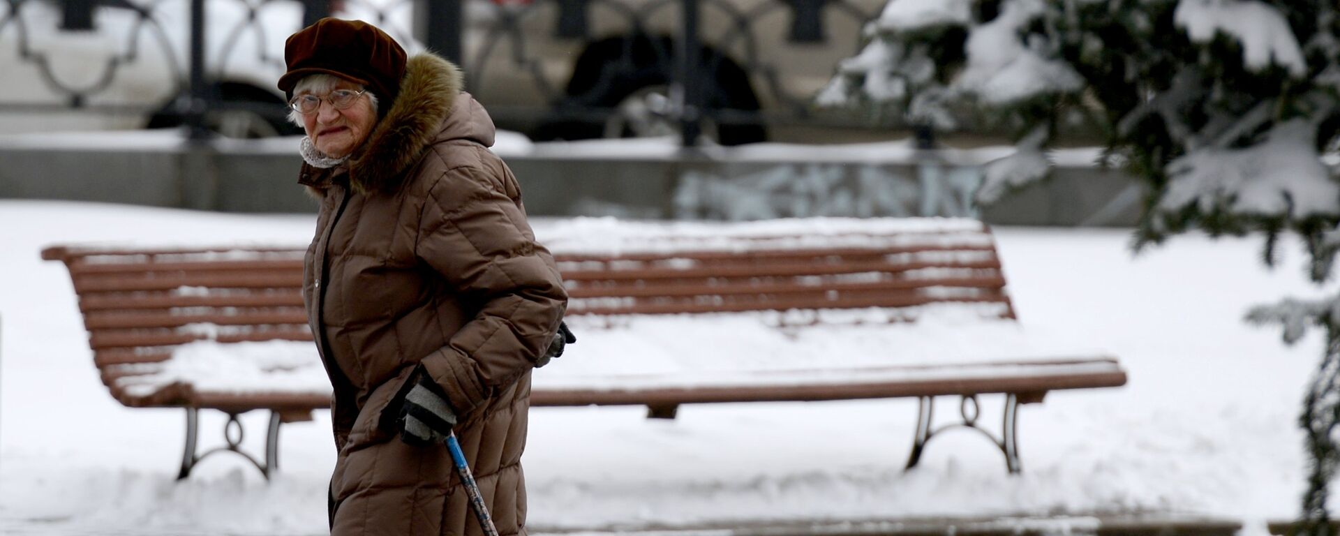 Пожилая женщина в парке - Sputnik Латвия, 1920, 25.02.2026
