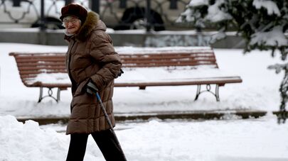 Пожилая женщина в парке