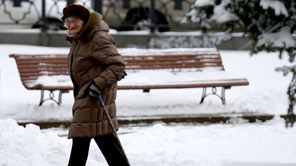 Пожилая женщина в парке - Sputnik Латвия