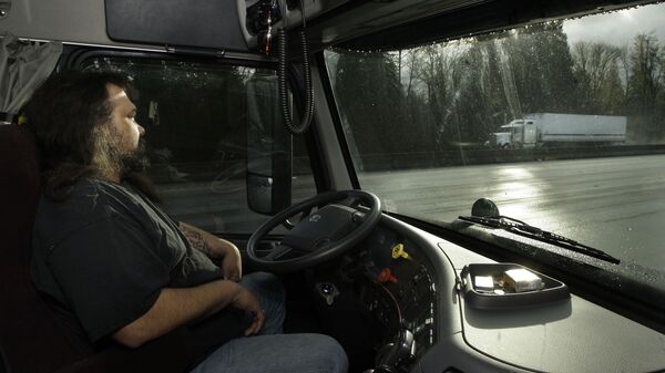 Водитель в кабине грузовика - Sputnik Латвия