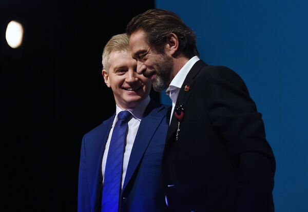 Назначенный Художественным руководителем Московского театра-студии О. Табакова, народный артист России Владимир Машков (на первом плане) и руководитель департамента культуры города Москвы Александр Кибовский во время сбора труппы Табакерки. - Sputnik Латвия