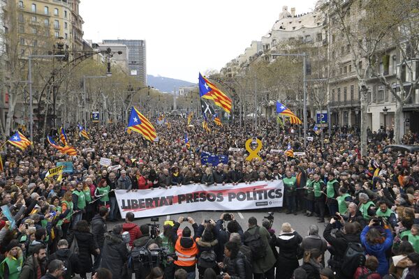 Протестующие с каталонскими флагами напротив штаб-квартиры Еврокомиссии в Барселоне - Sputnik Латвия