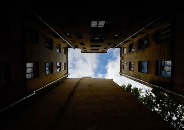 Колодец двора на улице Рубинштейна в Санкт-Петербурге, где жил писатель Сергей Довлатов - Sputnik Латвия