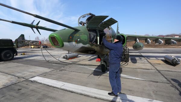 Trieciennieka Su-25 sagatavošana izlidošanai kara lidotāju sacensībās Aviadarts 2018 Primorjē - Sputnik Latvija
