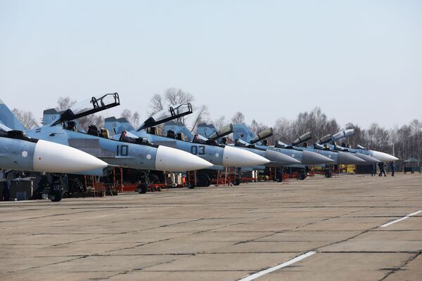 Daudzfunkcionālie iznīcinātāji Su-30 un Su-35 kara lidotāju sacensībās Aviadarts 2018 Primorjē - Sputnik Latvija