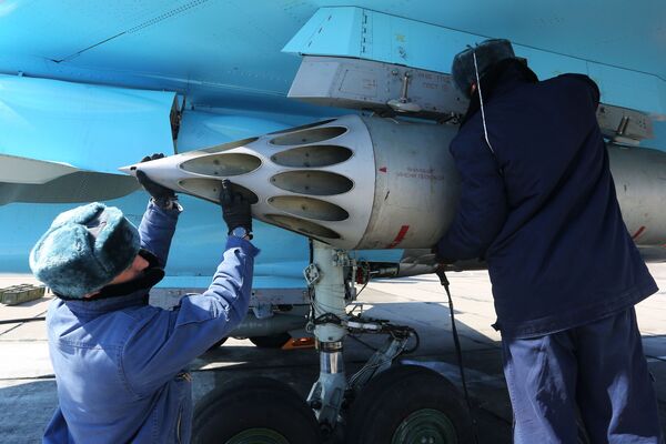 Lidmašīnas sagatavošana izlidošanai kara lidotāju sacensībās Aviadarts 2018 Primorjē - Sputnik Latvija