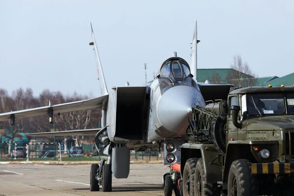 Iznīcinātāja MiG-31 sagatavošana izlidošanai kara lidotāju sacensībās Aviadarts 2018 Primorjē - Sputnik Latvija