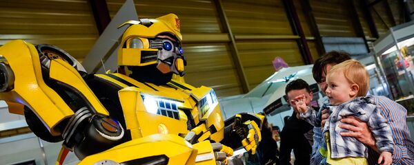 Робот-трансформер Бамблби развлекает детей Робот-трансформер Бамблби развлекает детей - Sputnik Латвия