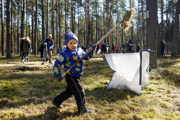 Субботник на старом Гарнизонном кладбище в Саласпилсе - Sputnik Латвия