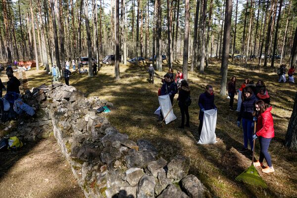 Равнодушие топит современных людей: судьба Гарнизонного кладбища в Саласпилсе - Sputnik Латвия