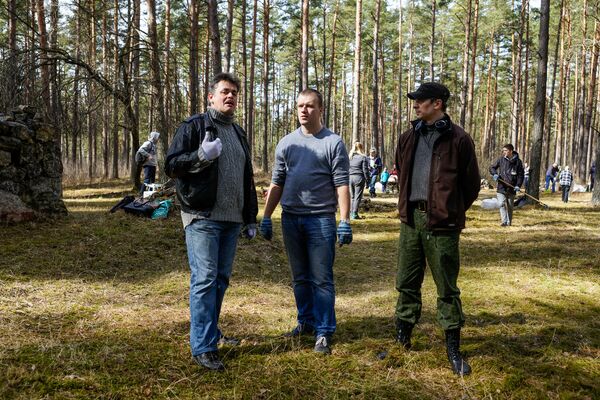 Субботник на старом Гарнизонном кладбище в Саласпилсе - Sputnik Латвия