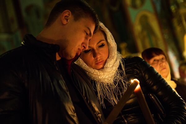 Православные христиане пришли на праздник Воскресения Христова в Христорождественский кафедральный собор в Риге - Sputnik Латвия
