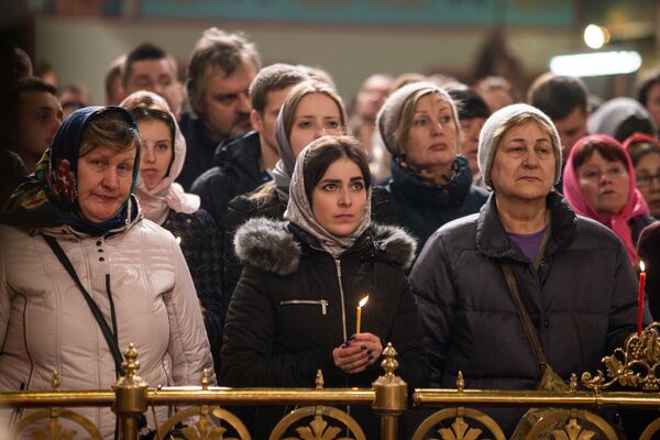 Сотни верующих собрались в кафедральном соборе Рождества Христова в Риге - Sputnik Латвия