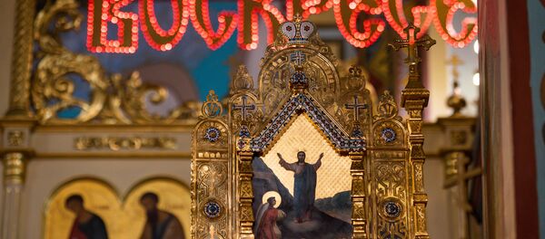 Митрополит Рижский и всея Латвии Александр совершил крестный ход, Светлую пасхальную заутреню и Божественную литургию в кафедральном соборе Рождества Христова города Риги - Sputnik Латвия