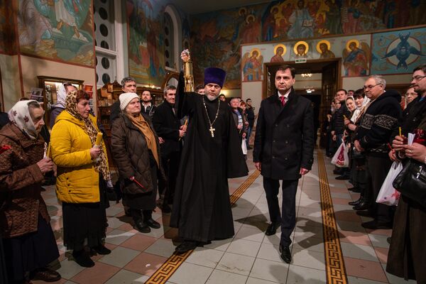 Верующие собрались в кафедральном соборе Рождества Христова в Риге - Sputnik Латвия