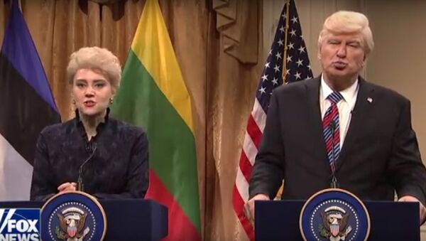 У Дали сумасшедшая прическа: SNL сняло пародию на встречу Трампа с балтийскими лидерами - Sputnik Латвия